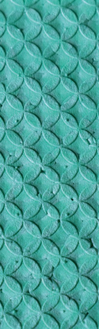 Nahaufnahme von türkisem EPP. Das Muster besteht aus Ellipsen, die zusammen kleine Kreise ergeben.